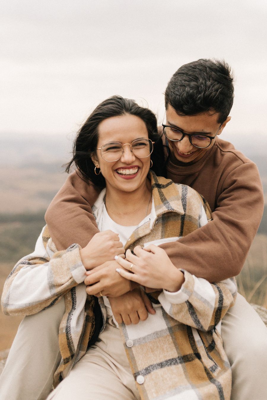 Casal abraçado e sorrindo