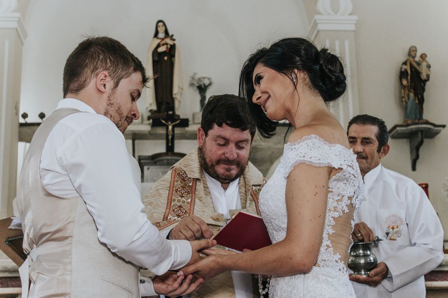 Noivos trocando alianças no altar