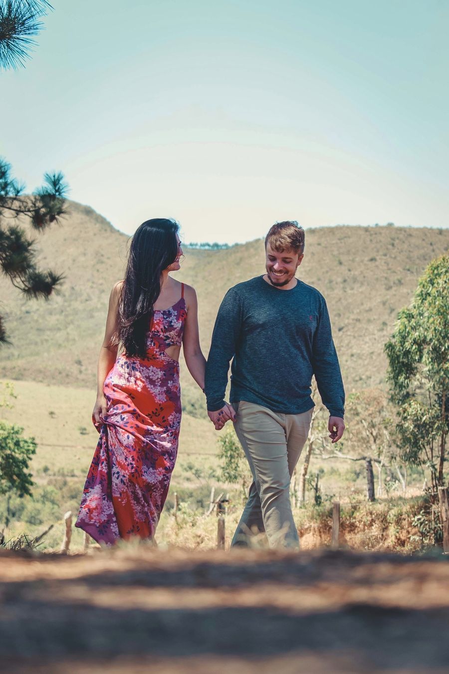 Casal caminhando no campo