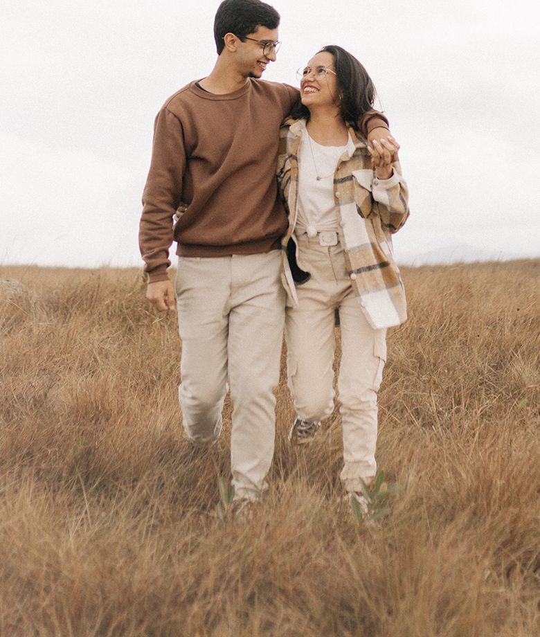 Kaynan e Jaíne caminhando juntos num campo